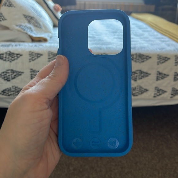 Brand new never used Electric Blue Cat Cow iPhone 15 Pro Case - Picture 3 of 6